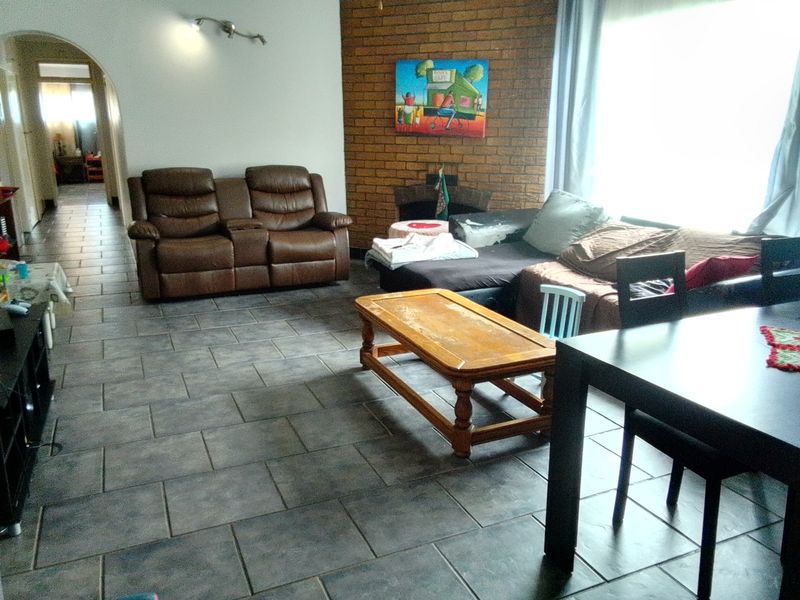 Step into this warm and welcoming family home in the heart of Glen Marais - Photo 5