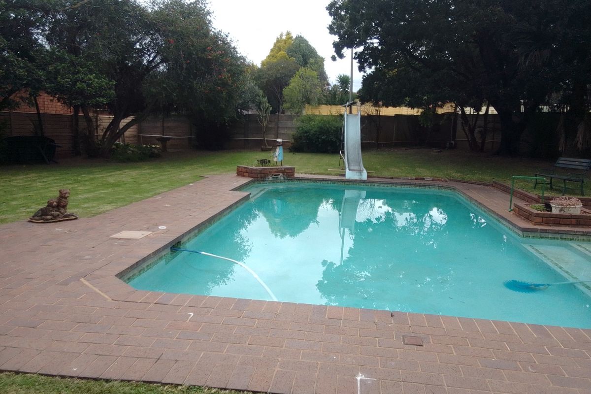 Step into this warm and welcoming family home in the heart of Glen Marais - Photo 3