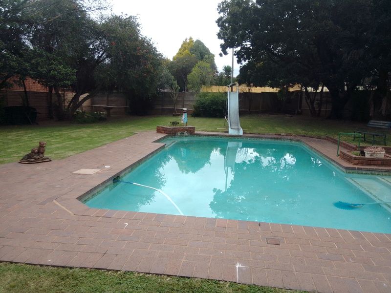 Step into this warm and welcoming family home in the heart of Glen Marais - Photo 3