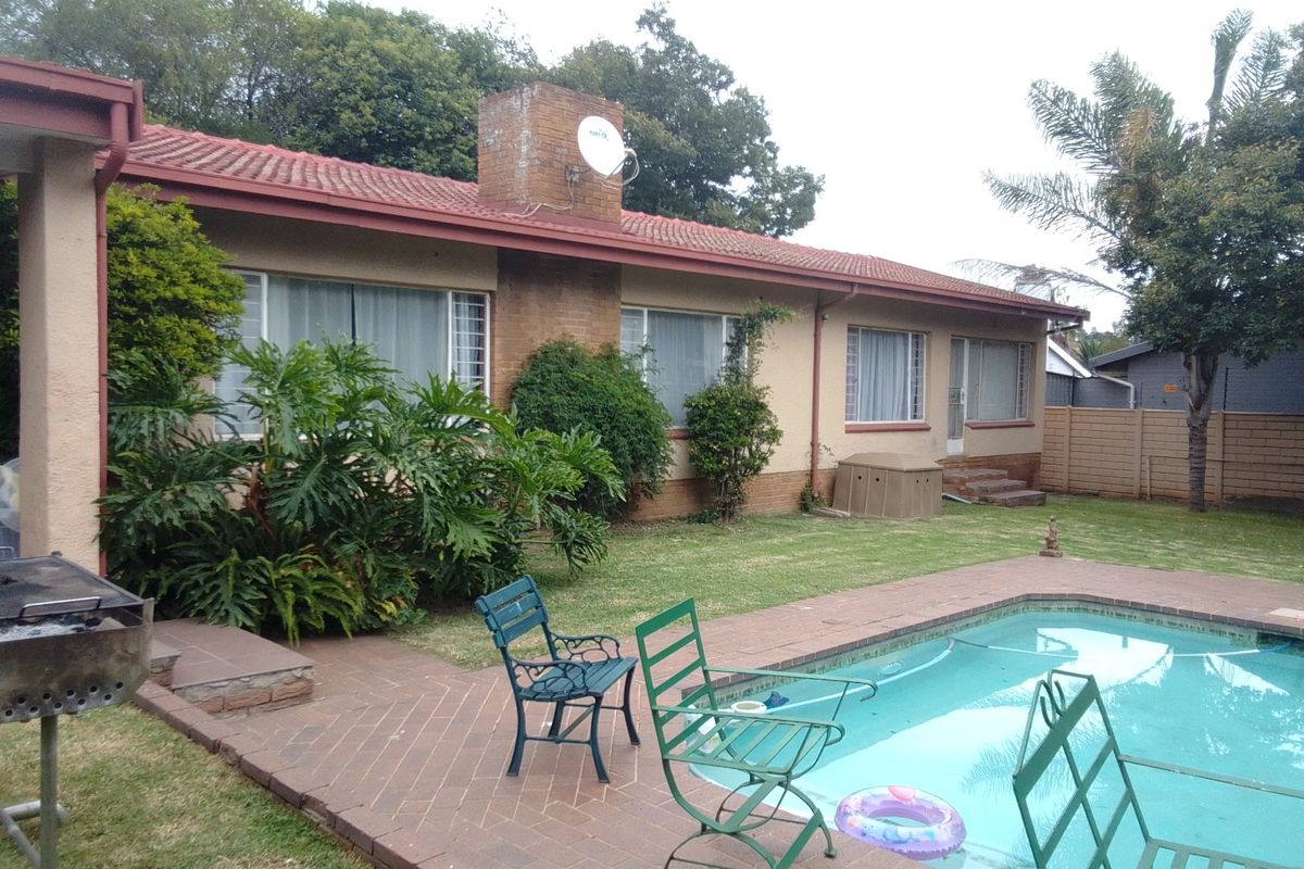 Step into this warm and welcoming family home in the heart of Glen Marais - Photo 2