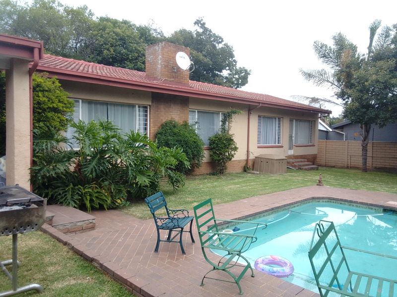 Step into this warm and welcoming family home in the heart of Glen Marais - Photo 2