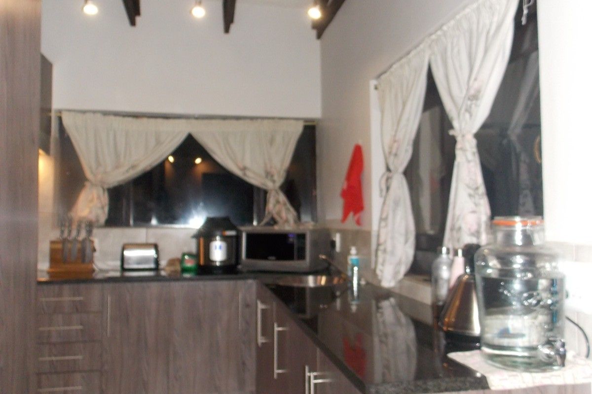 Upmarket Townhouse in Xanadu Estate - Photo 4