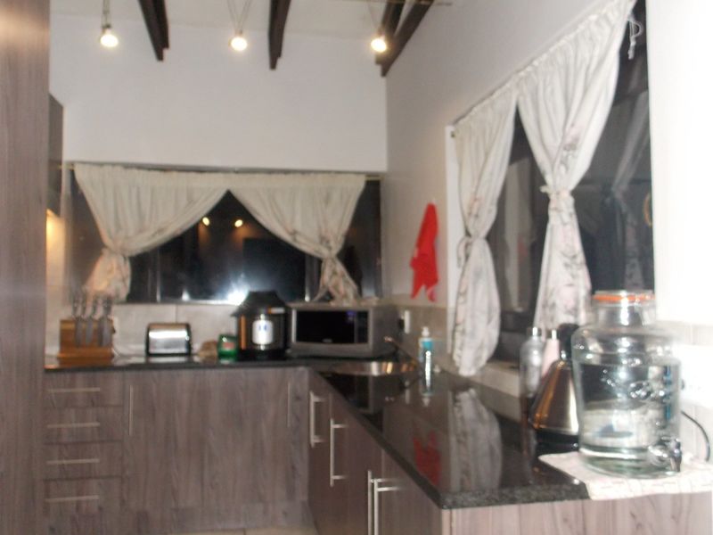 Upmarket Townhouse in Xanadu Estate - Photo 4