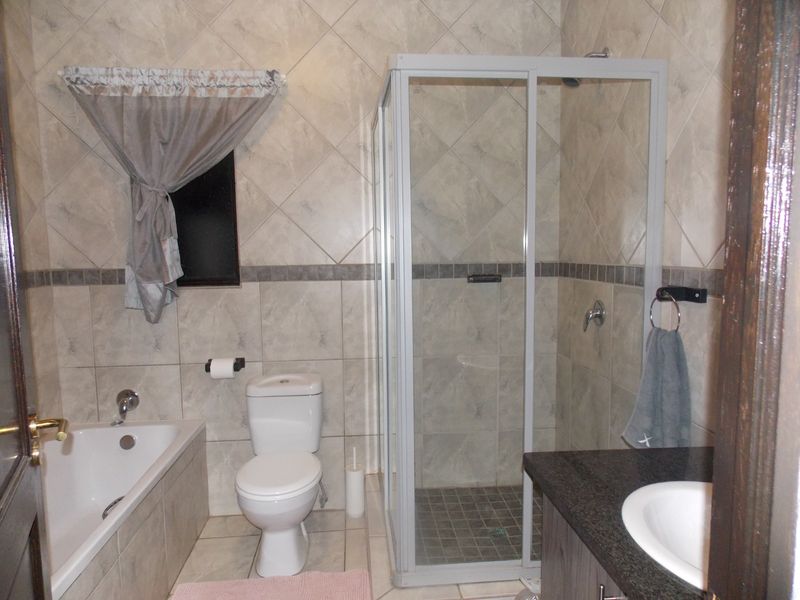 Upmarket Townhouse in Xanadu Estate - Photo 10