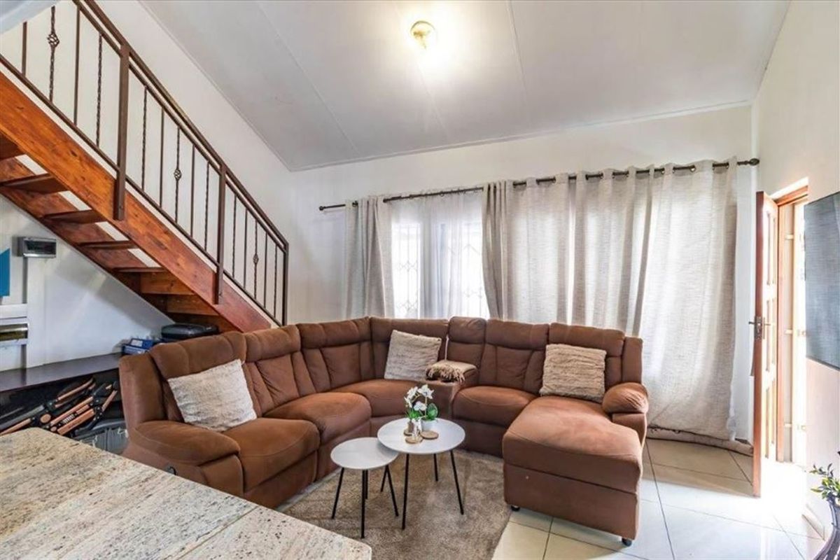 Charming 3-Bedroom Townhouse for Sale in Terenure - Photo 3