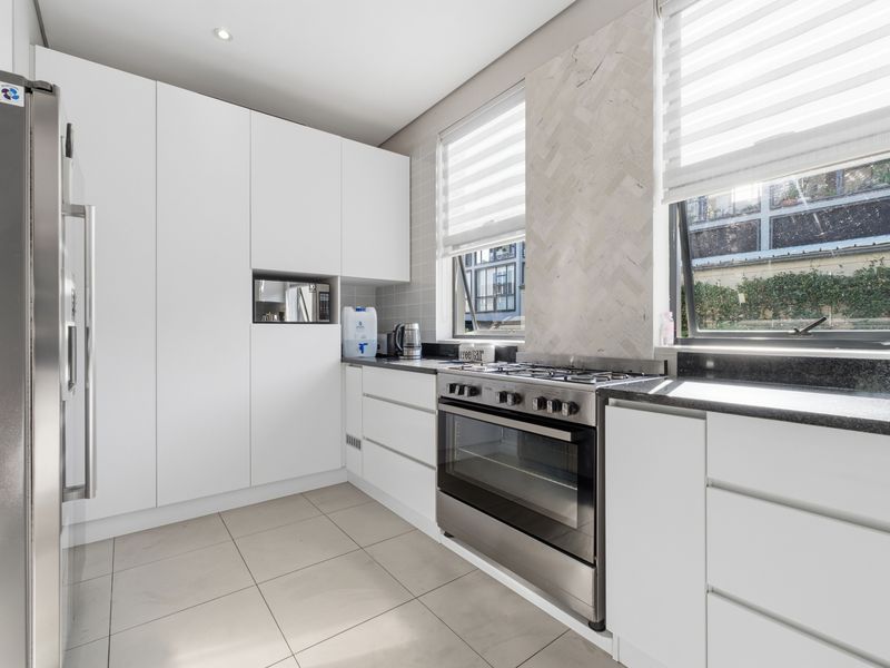 3 Bedroom Lux Apartment in Dunkirk Estate - Photo 9