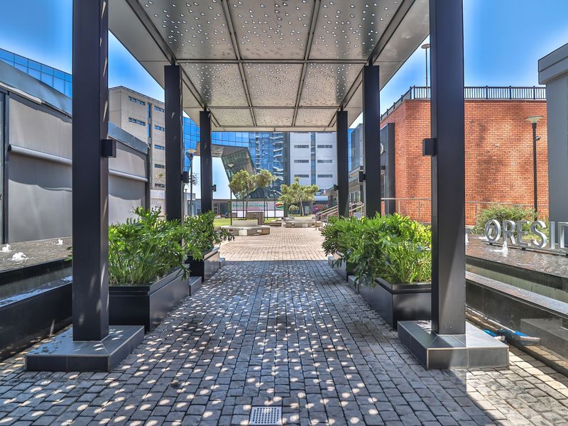 Lovely 1 Bedroom apartment for Sale in Umhlanga Ridgeside with Sea Views! - Photo 1