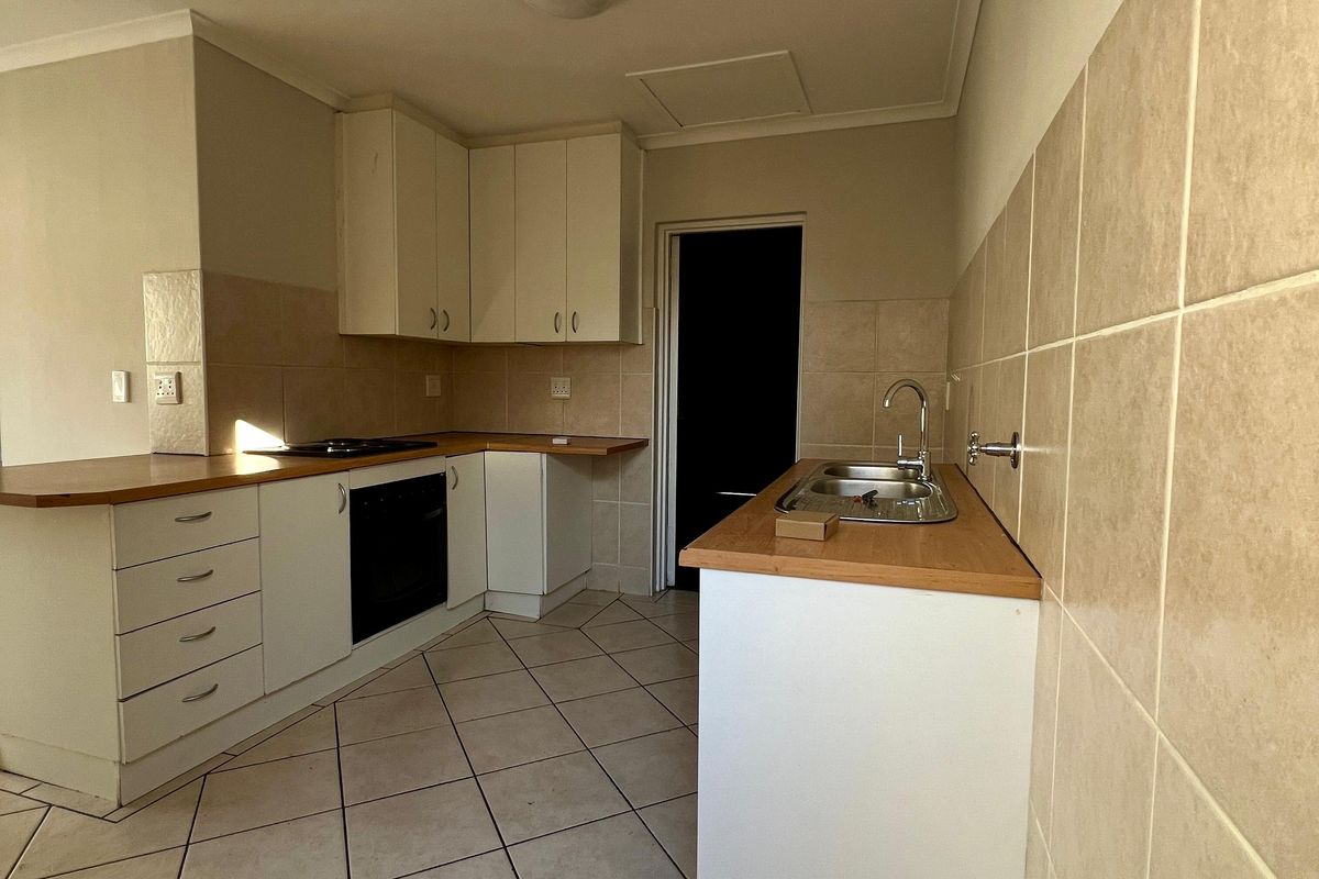 3 Bedroom Townhouse To Rent In Parklands - Photo 3