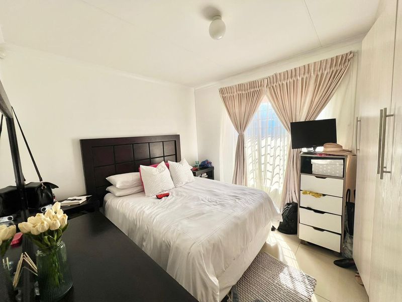 2 Bedroom House For Sale - Photo 4
