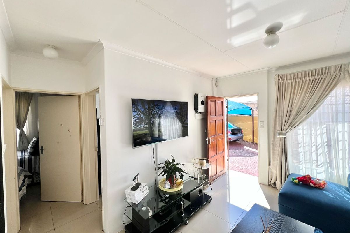 2 Bedroom House For Sale - Photo 2