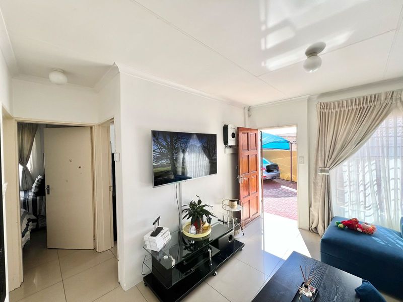 2 Bedroom House For Sale - Photo 2