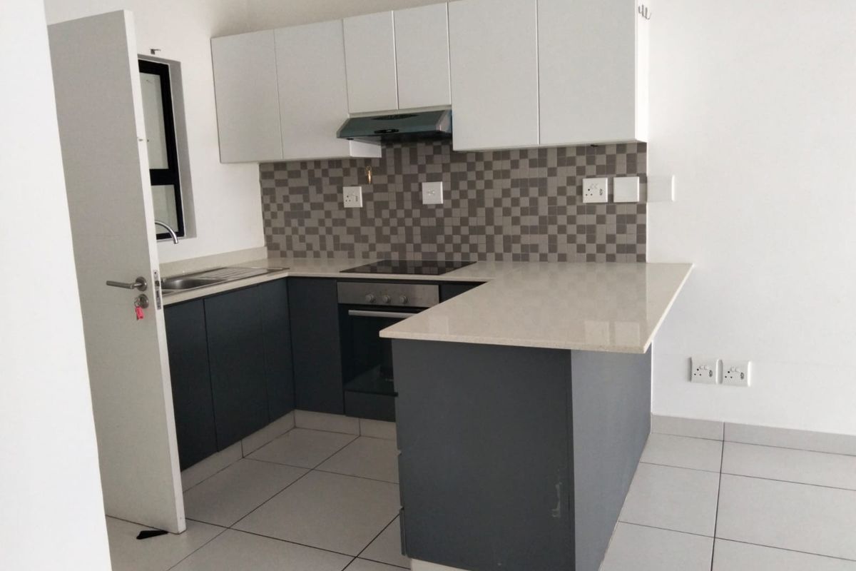Available 1 July,  Modern 2 Bed, 2 Bath Apartment in Summer Park - Photo 2