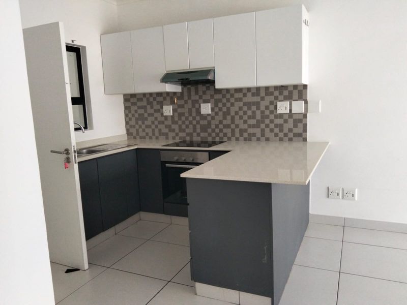 Available 1 July,  Modern 2 Bed, 2 Bath Apartment in Summer Park - Photo 2