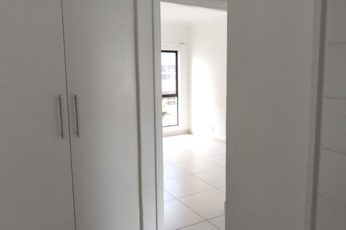 Available 1 July,  Modern 2 Bed, 2 Bath Apartment in Summer Park - Photo 3