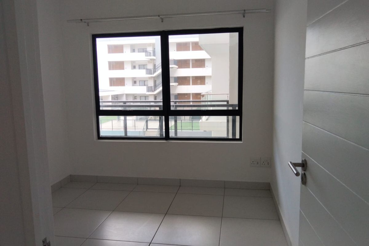 Available 1 July,  Modern 2 Bed, 2 Bath Apartment in Summer Park - Photo 5