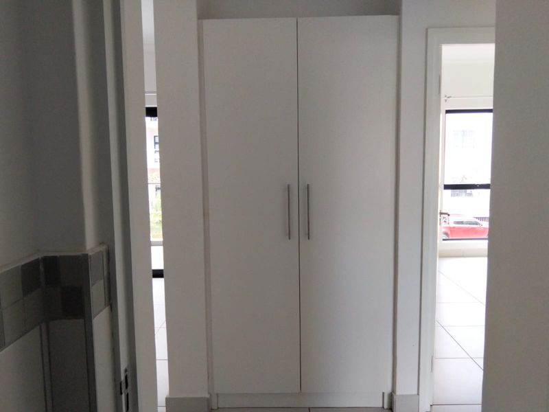 Available 1 July,  Modern 2 Bed, 2 Bath Apartment in Summer Park - Photo 4