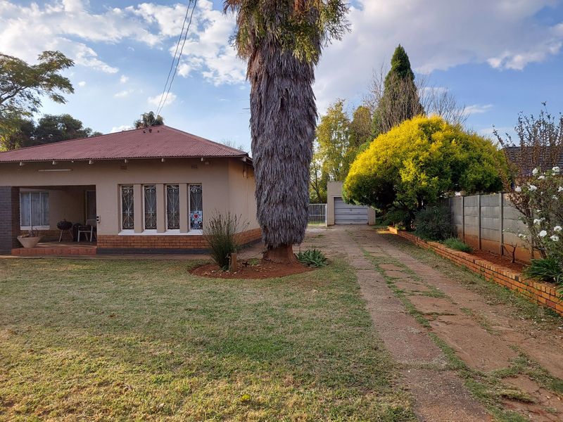 3 Bedroom House with spacious yard for Sale - Photo 1