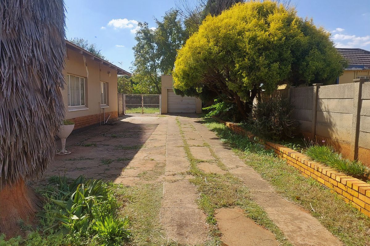 3 Bedroom House with spacious yard for Sale - Photo 2