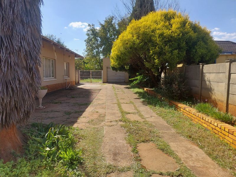 3 Bedroom House with spacious yard for Sale - Photo 2