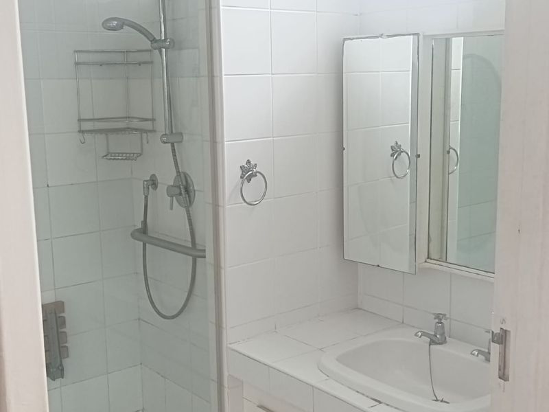 Two bedroom apartment to let in Morningside - Photo 9