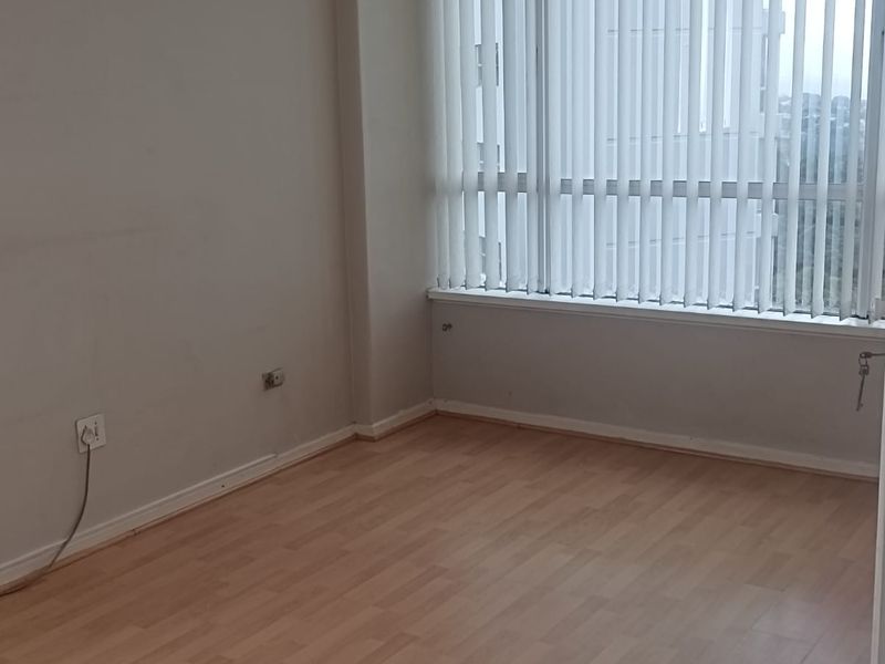 Two bedroom apartment to let in Morningside - Photo 8