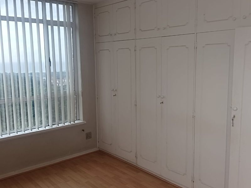 Two bedroom apartment to let in Morningside - Photo 7