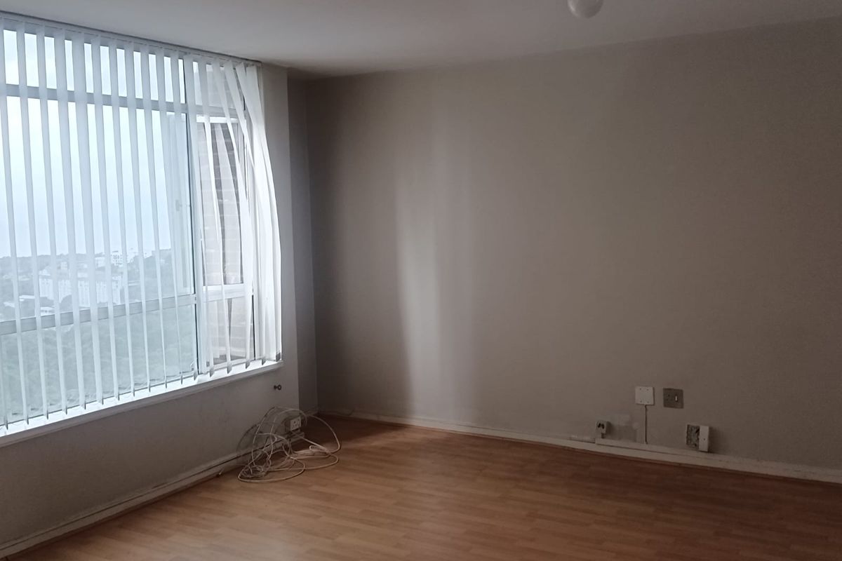 Two bedroom apartment to let in Morningside - Photo 3