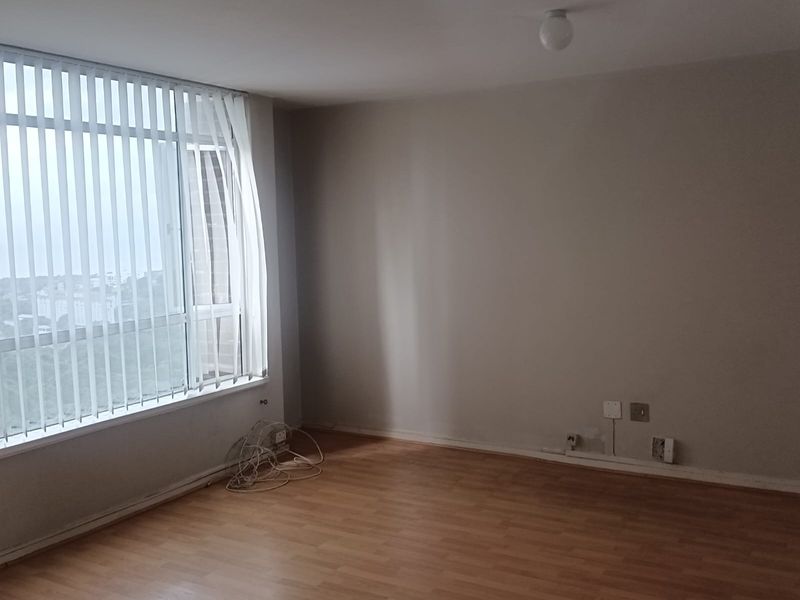 Two bedroom apartment to let in Morningside - Photo 3