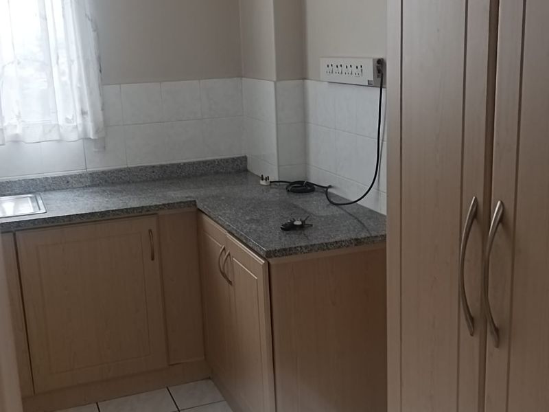 Two bedroom apartment to let in Morningside - Photo 2