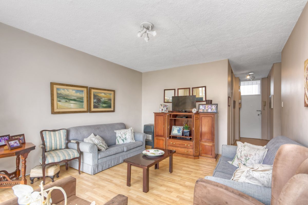URGENT SALE!!! PERFECT LOCK UP AND GO IN A WELL MAINTAINED AND SECURE COMPLEX!!! - Photo 2