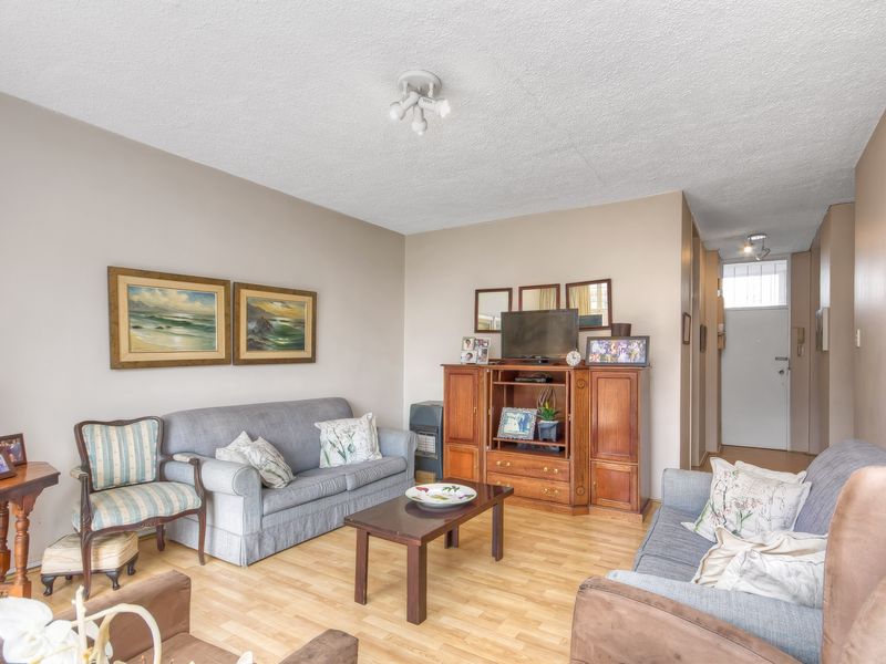 URGENT SALE!!! PERFECT LOCK UP AND GO IN A WELL MAINTAINED AND SECURE COMPLEX!!! - Photo 2