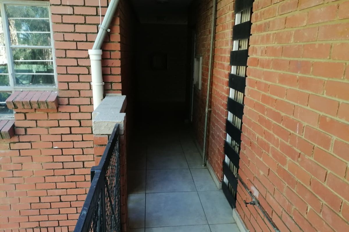 WATER AND WIFE INCLUDED IN RENT! BACHELOR UNIT - Photo 2