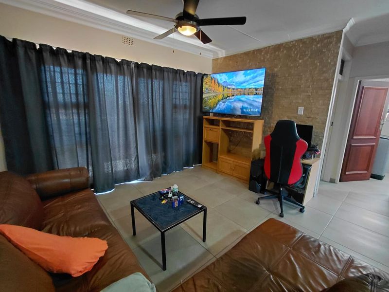 Modern 2 Bedroom Flat for Sale in Dunnottar - Photo 6