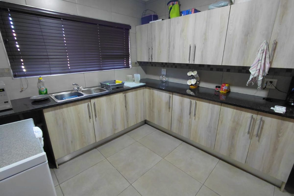 Modern 2 Bedroom Flat for Sale in Dunnottar - Photo 2
