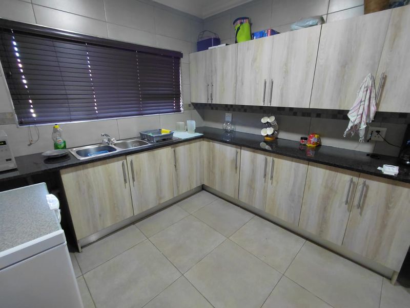 Modern 2 Bedroom Flat for Sale in Dunnottar - Photo 2