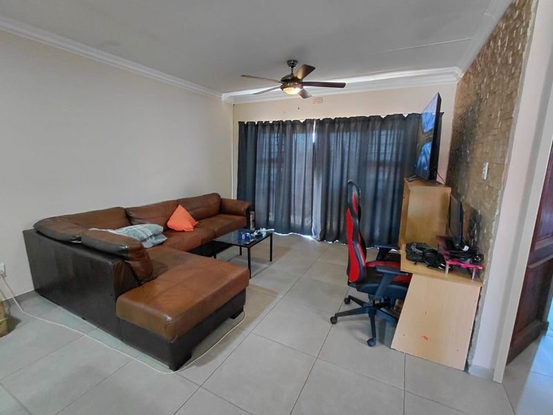 Modern 2 Bedroom Flat for Sale in Dunnottar - Photo 5