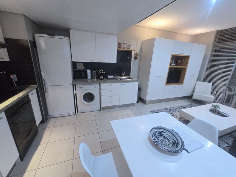 Luxury Living in the Heart of De Waterkant | Fully Furnished Apartment To Let | R25,000 per month - Photo 3