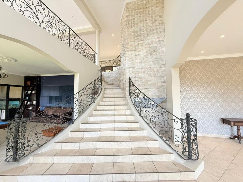 Spacious Multi-Level Family Home with Sea Views, Pool & Entertainment Areas - Photo 5