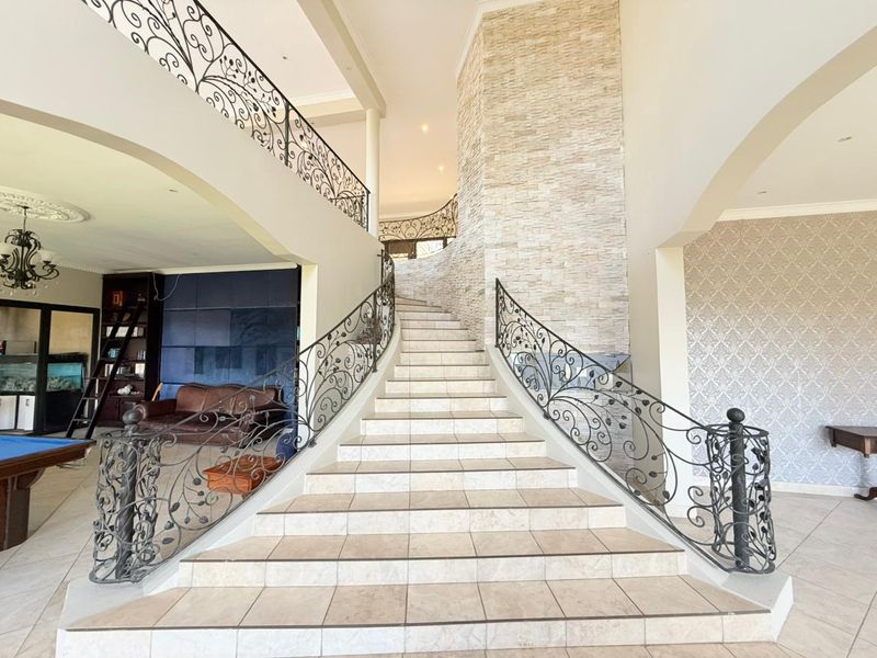 Spacious Multi-Level Family Home with Sea Views, Pool & Entertainment Areas - Photo 8