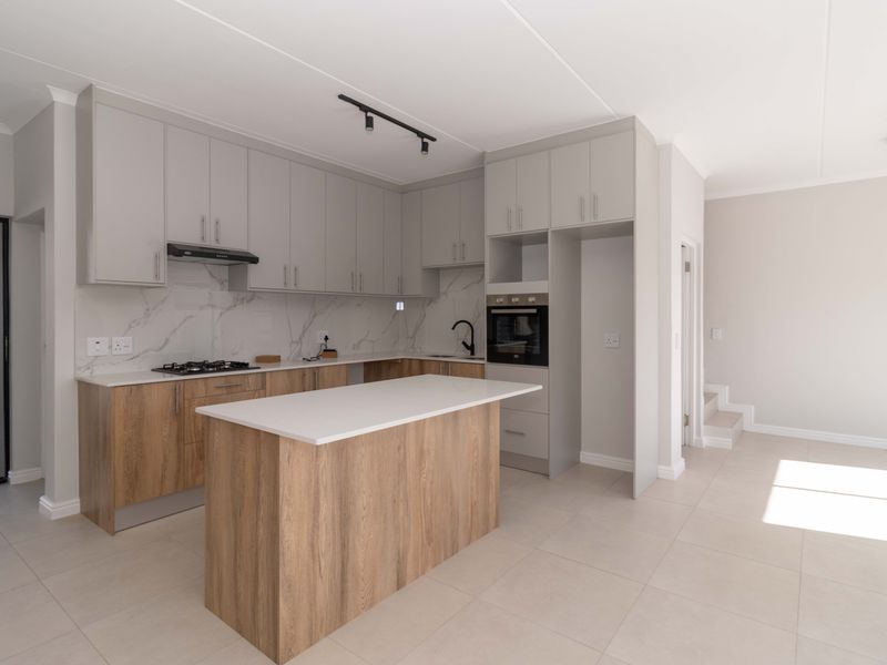 Immaculate  3 Bedroom Townhouse  To Let in Sandown Available 1 August 2026 - Photo 2