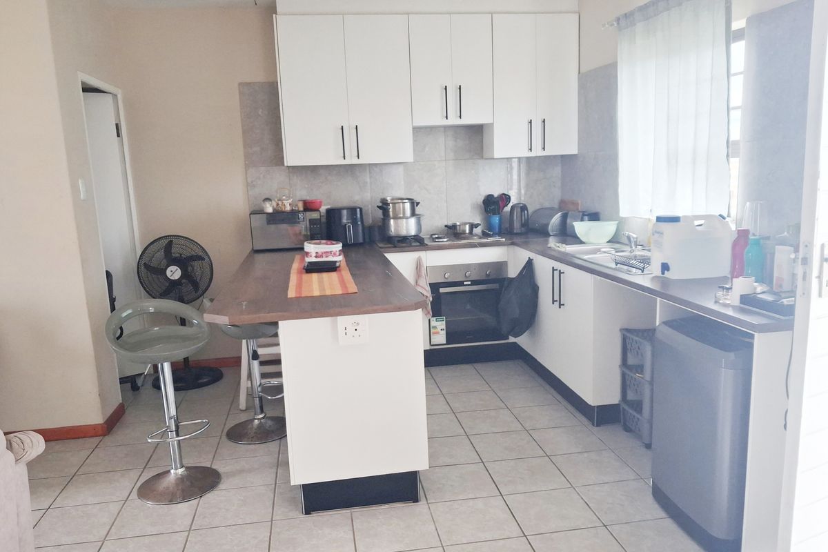 PARSONSVLEI 2 BED 1 BATH HOUSE WITH PARKING FOR RENT - Photo 2