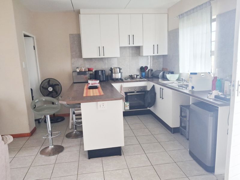 PARSONSVLEI 2 BED 1 BATH HOUSE WITH PARKING FOR RENT - Photo 2
