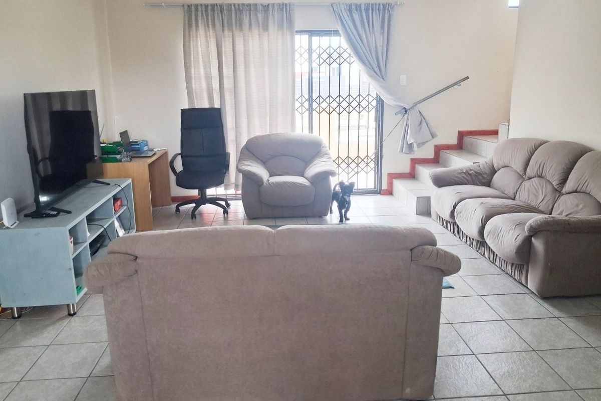 PARSONSVLEI 2 BED 1 BATH HOUSE WITH PARKING FOR RENT - Photo 3