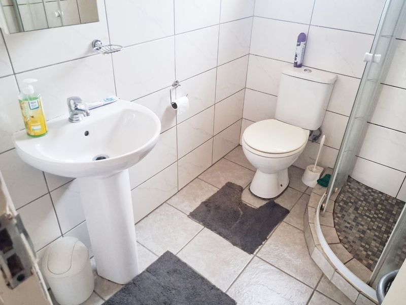 PARSONSVLEI 2 BED 1 BATH HOUSE WITH PARKING FOR RENT - Photo 7
