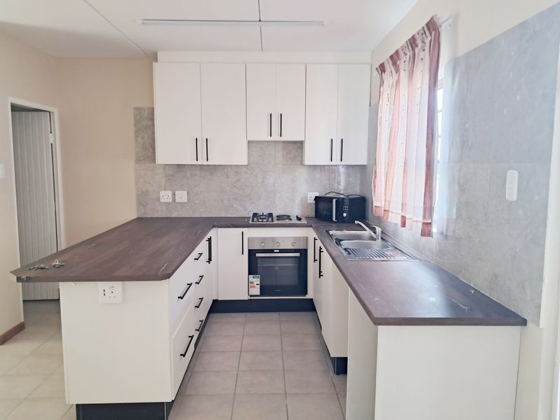 PARSONSVLEI 2 BED 1 BATH HOUSE WITH PARKING FOR RENT - Photo 1