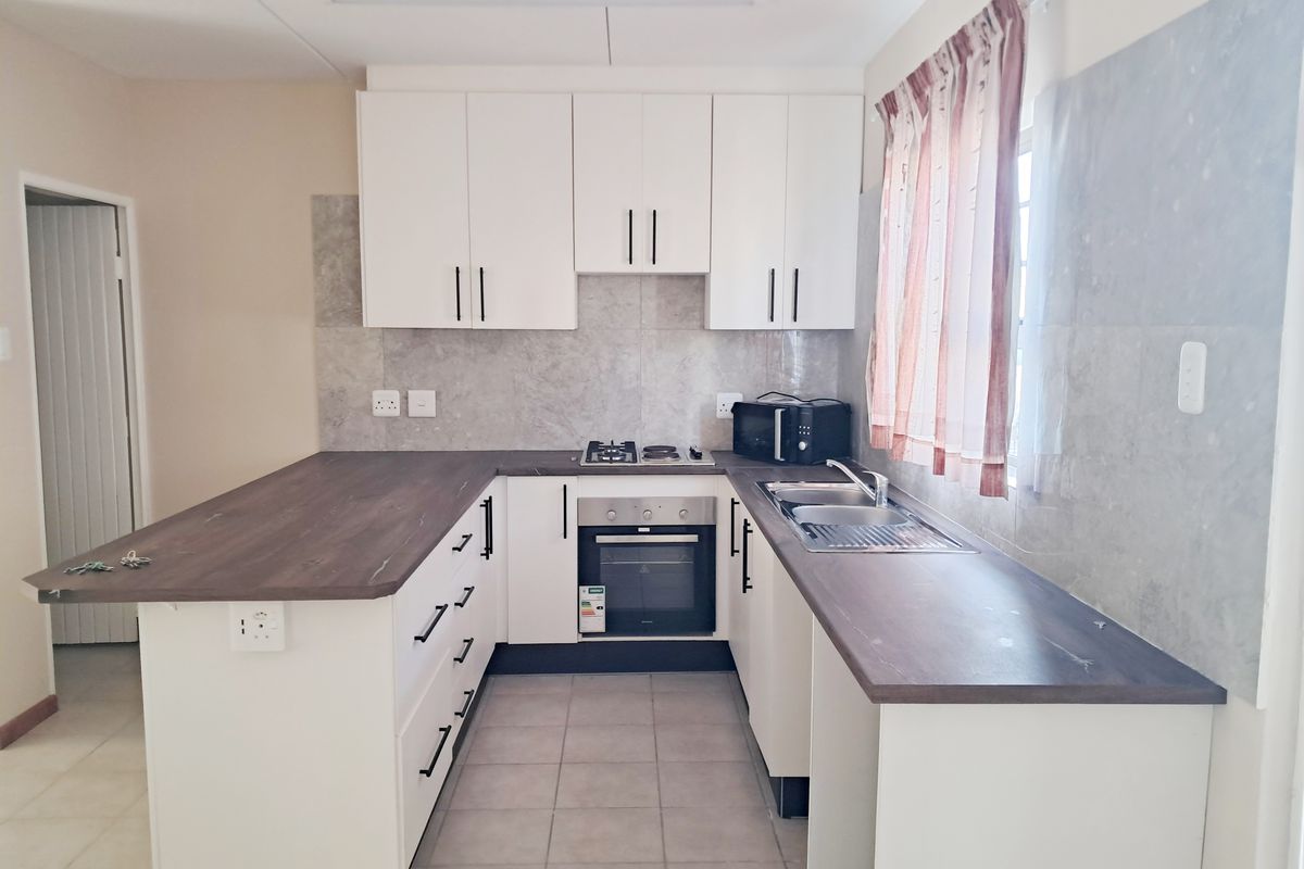 PARSONSVLEI 2 BED 1 BATH HOUSE WITH PARKING FOR RENT - Photo 3
