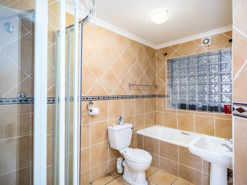 3 BEDROOM TRIPPLE STOREY WITH A PRIVATE GARDEN - Photo 7