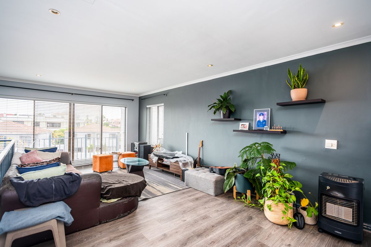 3 BEDROOM TRIPPLE STOREY WITH A PRIVATE GARDEN - Photo 3