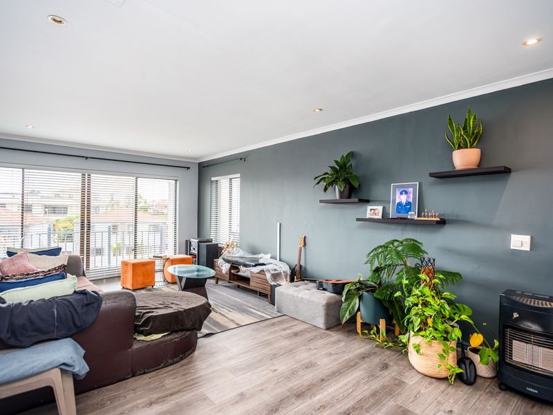 3 BEDROOM TRIPPLE STOREY WITH A PRIVATE GARDEN - Photo 3
