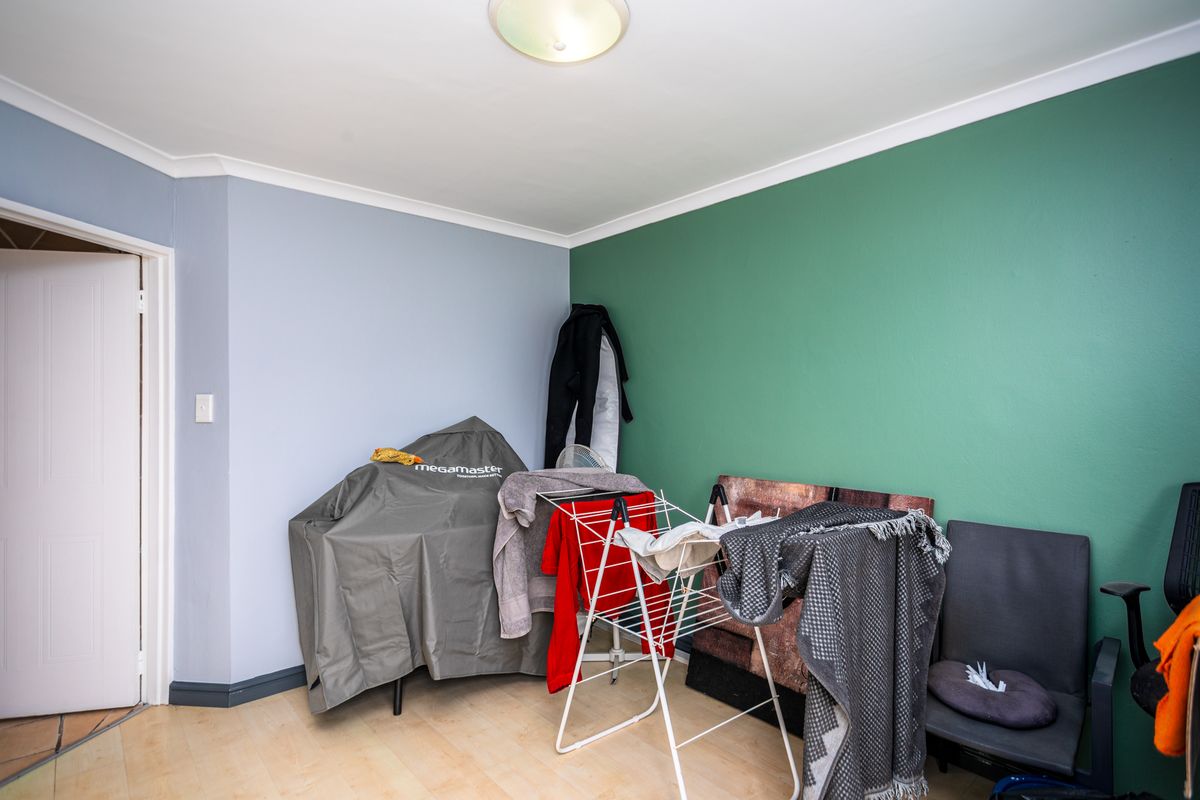 3 BEDROOM TRIPPLE STOREY WITH A PRIVATE GARDEN - Photo 5